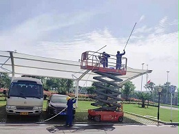 宜昌广汽综合楼西侧停车场雨棚保洁清洗