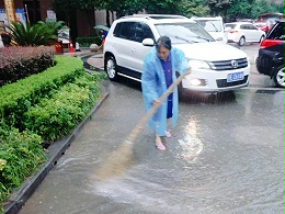 顶风冒雨 坚守一线  宜昌瑞洁特雨后保洁不松懈