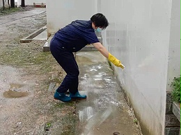 三峡博物馆保洁工人雨后除青苔污渍，保障出行安全